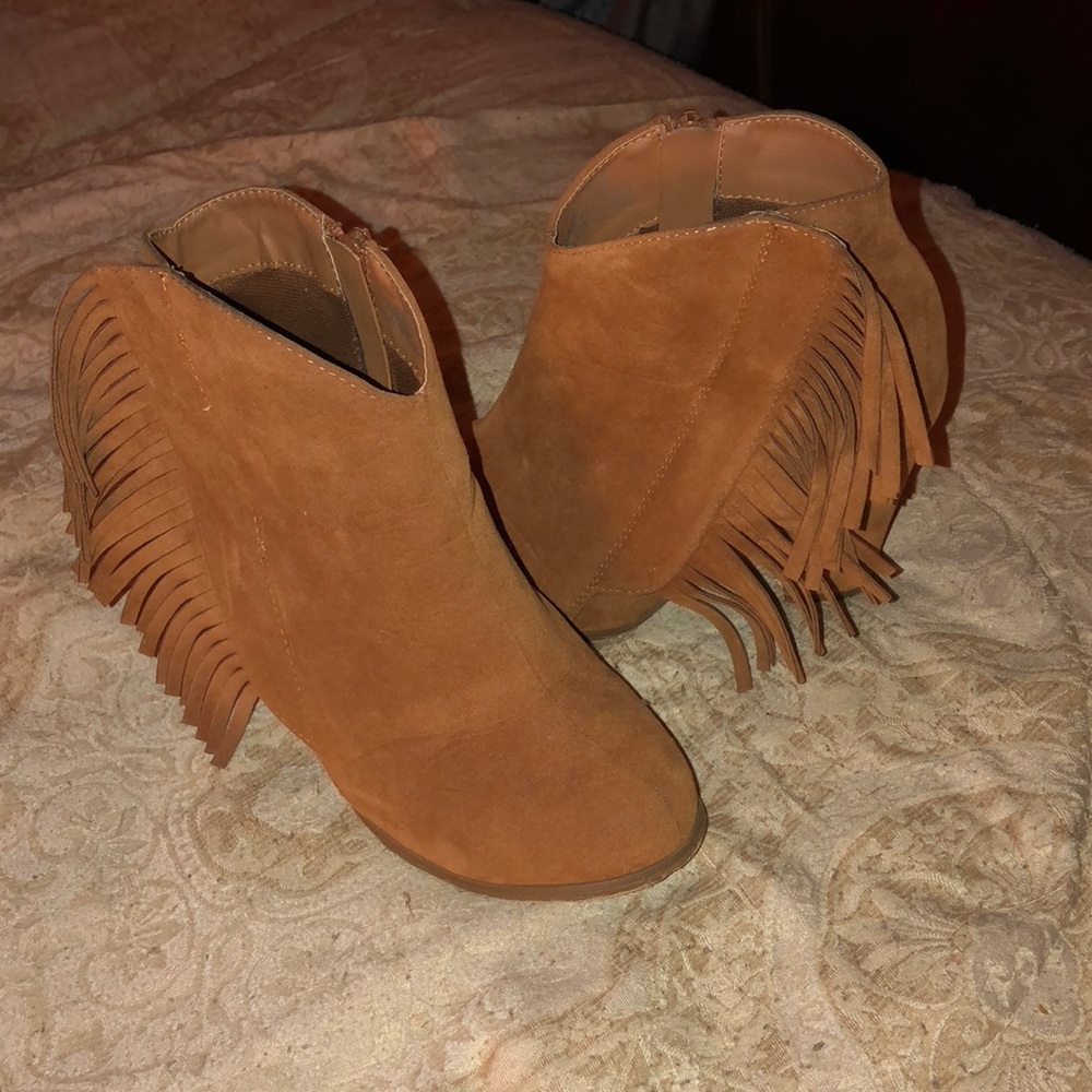 Brown velvet boots with tassels on the sides!